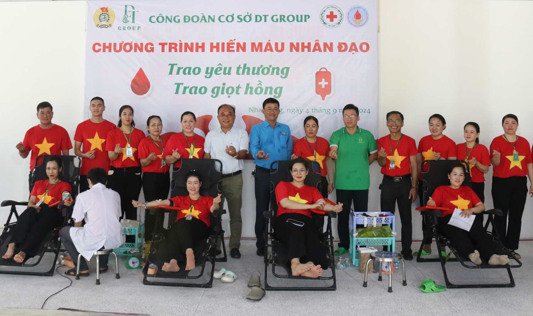 The union, company leaders and union members took a souvenir photo at the blood donation festival. Photo: Phuong Linh