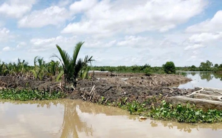 Đầm Đông Hồ (TP Hà Tiên) bị nhiều người xâm chiếm. Ảnh: CTV