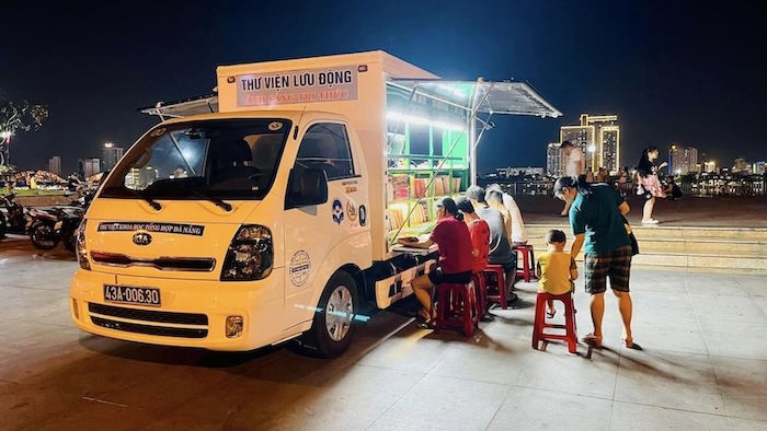 Xe thư viện lưu động phục vụ bạn đọc tại phố đi bộ ở Đà Nẵng. Ảnh: Nguyễn Linh