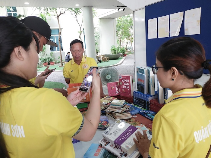 Book stacking competition at the 3rd Da Nang Reading Culture Festival in 2024. Photo: Nguyen Linh