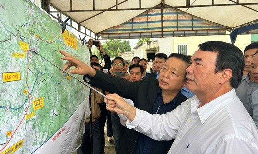 Phó Chủ tịch UBND tỉnh Lâm Đồng Phạm S trình bày một số thay đổi hướng tuyến cao tốc với Phó Thủ tướng Chính phủ Trần Hồng Hà. Ảnh: Bảo Lâm