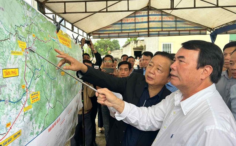 Phó Chủ tịch UBND tỉnh Lâm Đồng Phạm S trình bày một số thay đổi hướng tuyến cao tốc với Phó Thủ tướng Chính phủ Trần Hồng Hà. Ảnh: Bảo Lâm