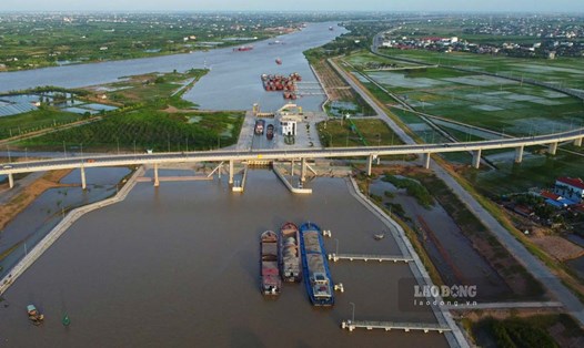 Toàn cảnh kênh đào nối sông Đáy - Ninh Cơ ở Nam Định. Ảnh: Lương Hà