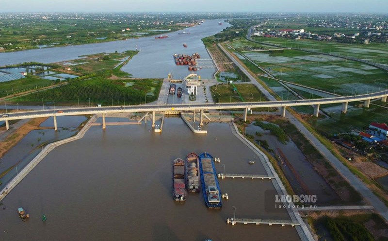 Toàn cảnh kênh đào nối sông Đáy - Ninh Cơ ở Nam Định. Ảnh: Lương Hà