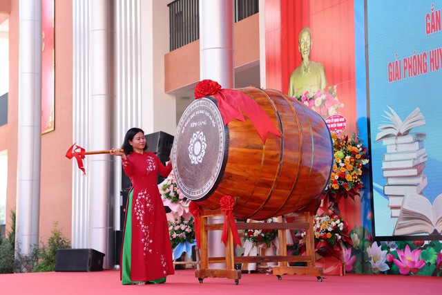 Bà Nguyễn Thị Tuyến - Ủy viên Trung ương Đảng, Phó Bí thư Thường trực Thành ủy Hà Nội khai giảng năm hoc mới tại trường Vạn Phúc. Ảnh: VGP