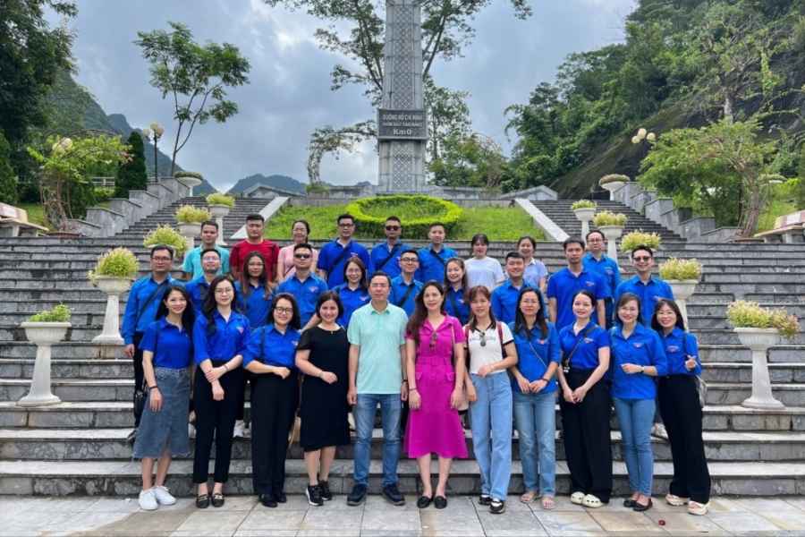 Representatives of CIC's Board of Directors participated in the "Journey of Gratitude - Volunteer Journey" Program in 2023 of CIC Youth Union in Cao Bang