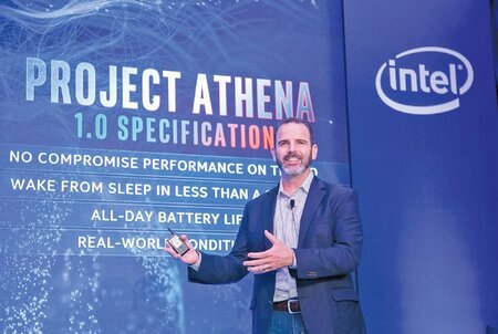 Josh Newman - Tổng giám đốc Intel cho rằng đây là bộ xử lý mang tính lịch sử và hiệu quả nhất từng được Intel tạo ra. Ảnh: AFP