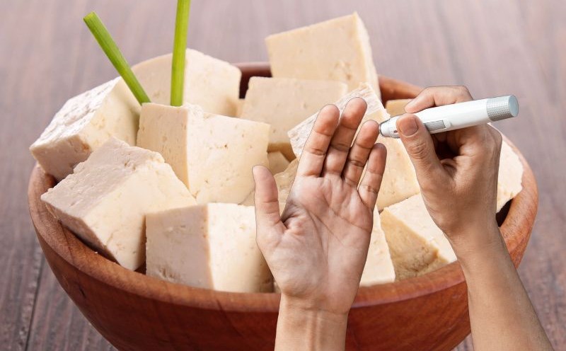Đậu phụ đông lạnh giúp ngăn đường huyết tăng vọt. Đồ họa: Hạ Mây