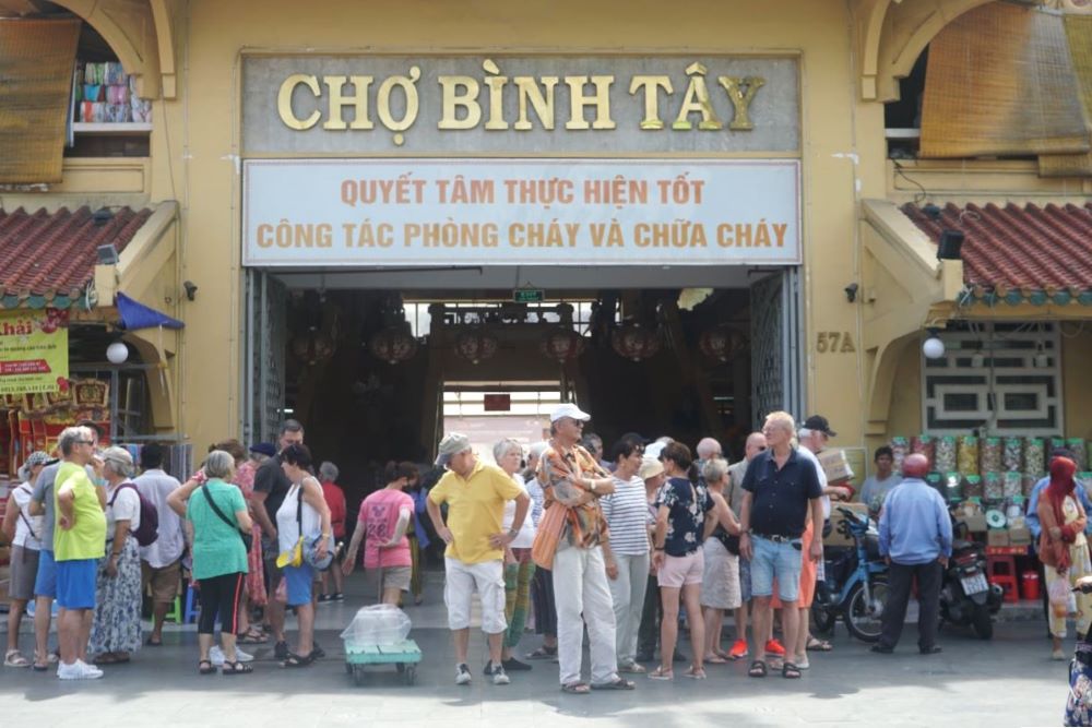 International visitors visit Binh Tay market (District 6). Photo: Thanh Chan