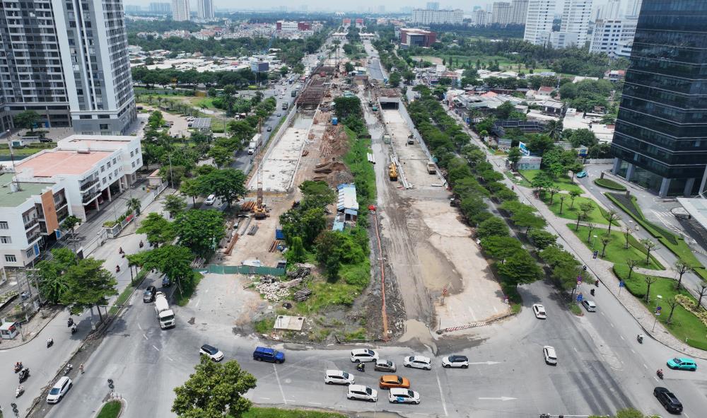 The underpass at the Nguyen Van Linh - Nguyen Huu Tho intersection (District 7) started construction in 2020 with a total investment of VND830 billion (phase one). The project consists of two branches including tunnels HC1 and HC2 in each direction of Nguyen Van Linh Street, each tunnel is 456 m long, with three lanes and a speed of 60 km/h; a roundabout and branches are built above. The underpass was originally scheduled to be completed in June 2022, but was postponed to early 2024.