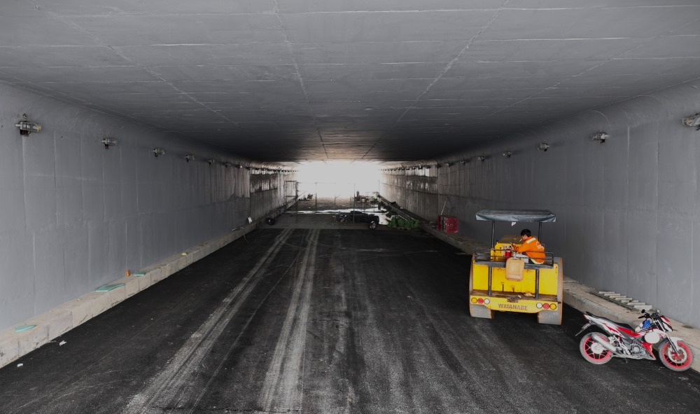 Tran Quoc Hoan underpass has been paved with asphalt, painted with lines and equipped with lighting.