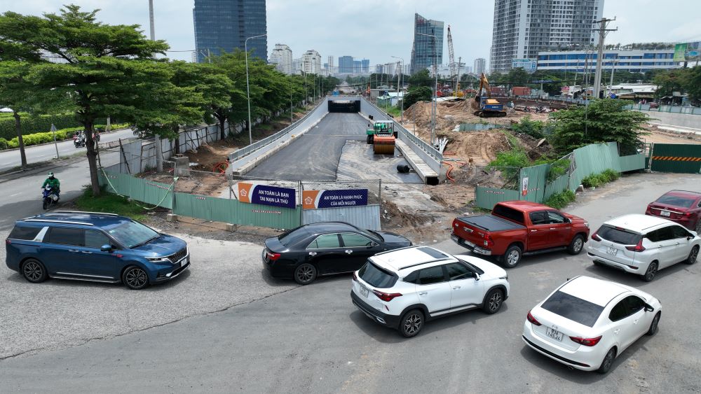 A representative of the HCM City Traffic Construction Investment Project Management Board (Traffic Board) said that on August 10, the Tran Quoc Hoan - Phan Thuc Duyen underpass connecting with Terminal T3 of Tan Son Nhat airport will open to traffic.