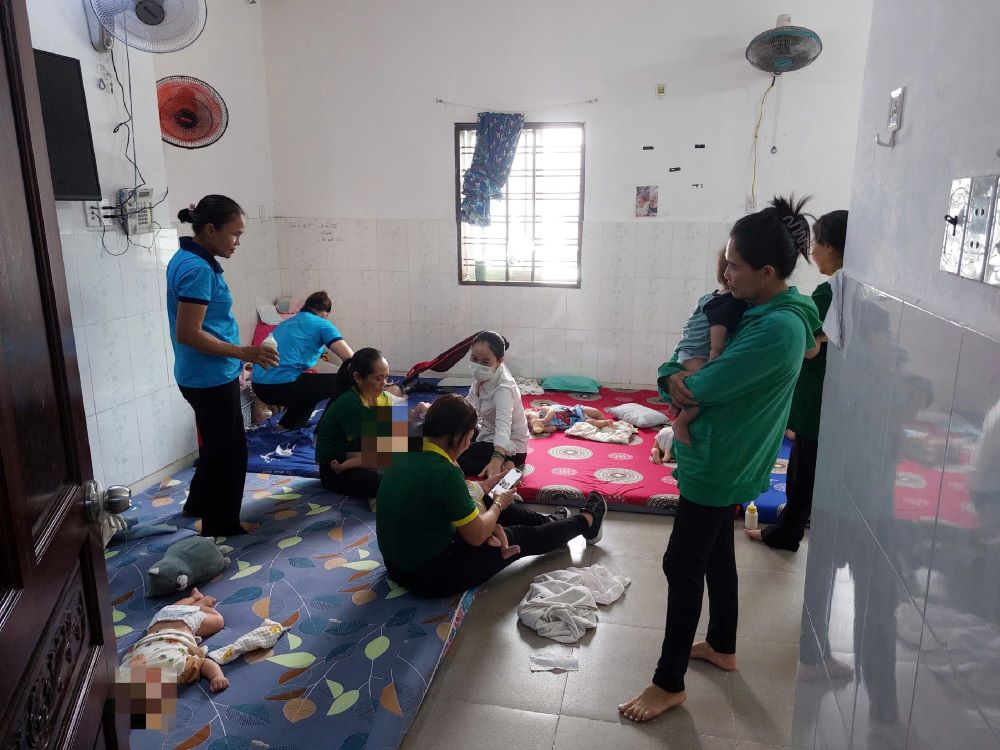 Currently, the People's Committee of Trung My Tay Ward has sent more than 20 people from the Front Working Committee and the Women's Union of the ward to take care of the children at the Hoa Hong shelter. Photo: Anh Tu