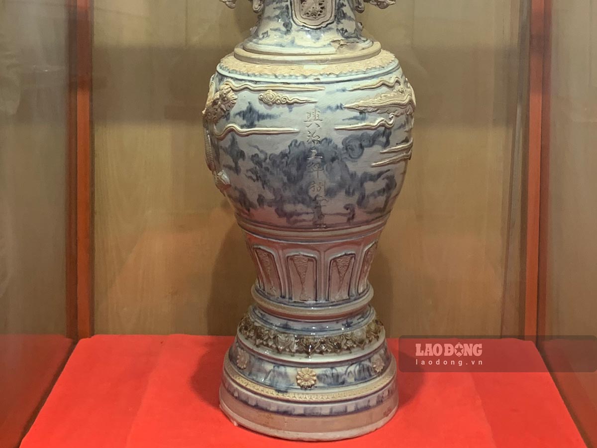 The lamp stand is currently the only Mac Dynasty artifact in Vietnam, with a face diameter of 17cm; base diameter of 21.2cm; height of 76cm and weight of 77g. The lamp stand is meticulously finished, embossed with a variety of decorative themes such as dragons, phoenixes, rosettes, bodhi leaves, lotus petals, Chinese characters and has all the components including: base, lamp body, lamp neck.