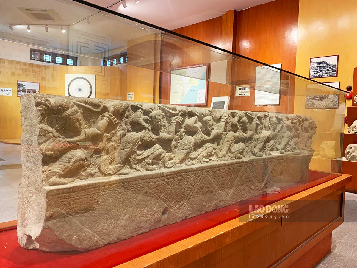 In addition, the national treasure "Citadel steps" is the only original, unique artifact dating from the Ly Dynasty in Vietnam, currently kept at the Nam Dinh Provincial Museum.