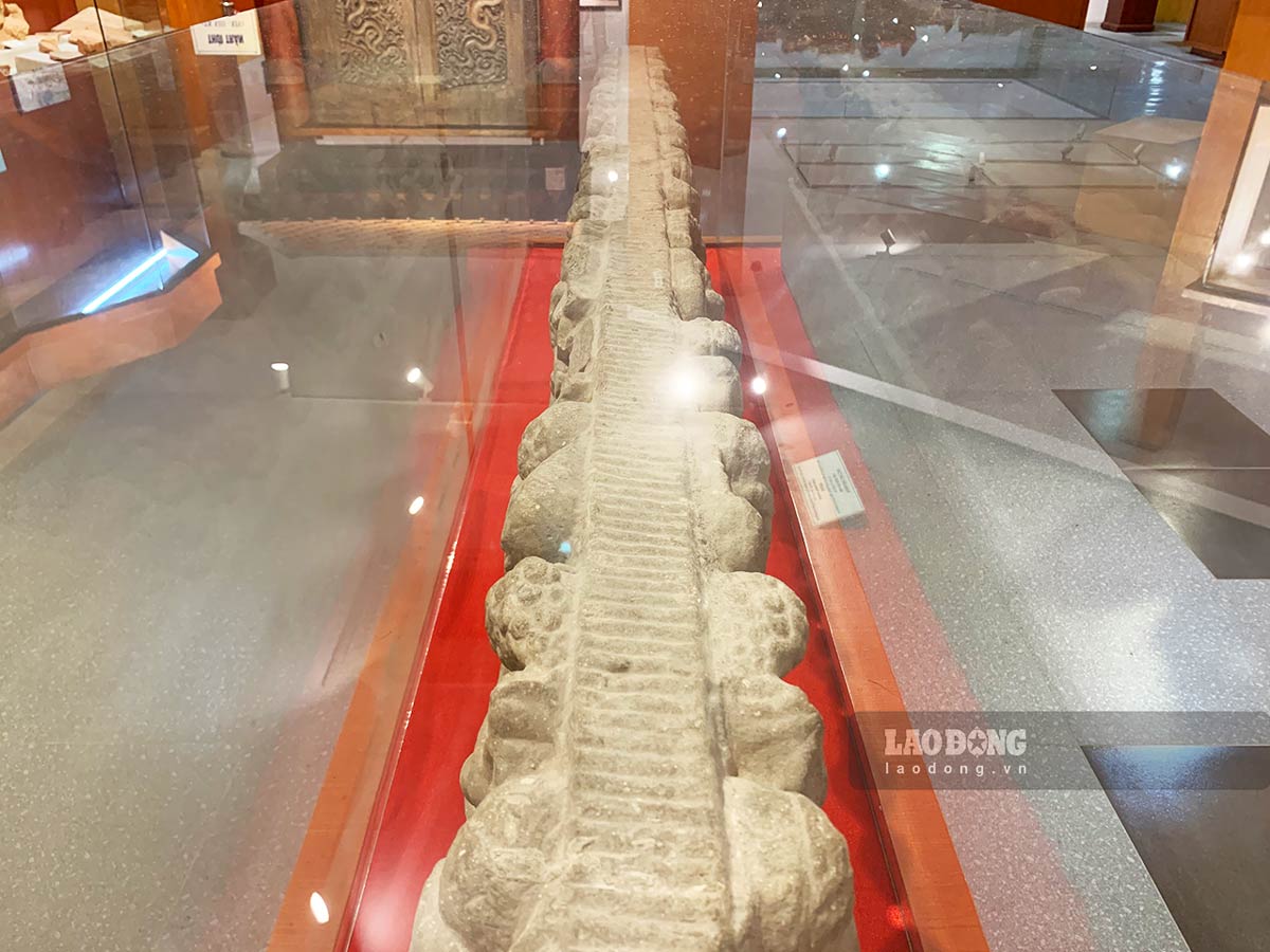 The Ly Dynasty balustrade dated to the early 12th century (around 1108 - 1117) is a unique stone relic, crafted entirely by hand carving techniques, and is also the only specimen discovered to date among Ly Dynasty relics in Vietnam. The artifact was found during the excavation of the Van Phong Thanh Thien Stupa ruins on Ngo Xa mountain peak (Yen Loi commune, Y Yen district, Nam Dinh province) in 1966 - 1967.