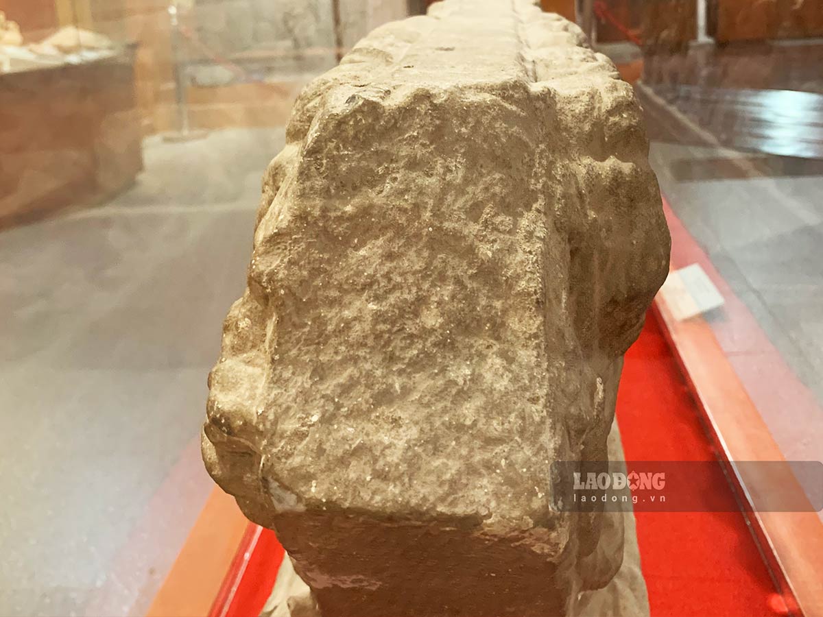 This national treasure is still relatively intact, made of a monolithic gray stone (sandstone), has a box shape, 205cm long, 46cm high, 17cm thick, one end is square, the other end is pointed upwards, divided into two parts.