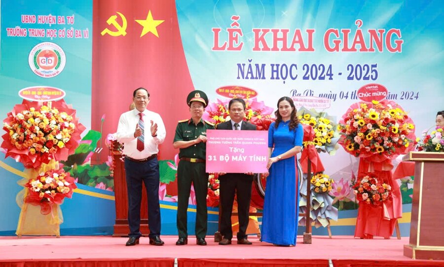 Senior Lieutenant General Tran Quang Phuong - Vice Chairman of the National Assembly presented Ba Vi Secondary School with 31 computers. Photo: Vien Nguyen