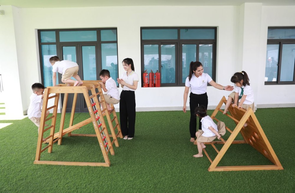 Clearly define specific policies for teachers such as basic salary, highest allowance... In the photo, a teacher from Phuc Loc Kindergarten (Dong Anh district) guides students to play. Photo: Do ​​Tam