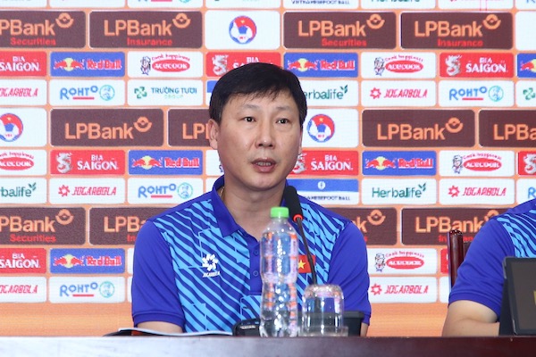 Coach Kim Sang-sik speaks at a press conference before the match against Russia. Photo: Minh Dan