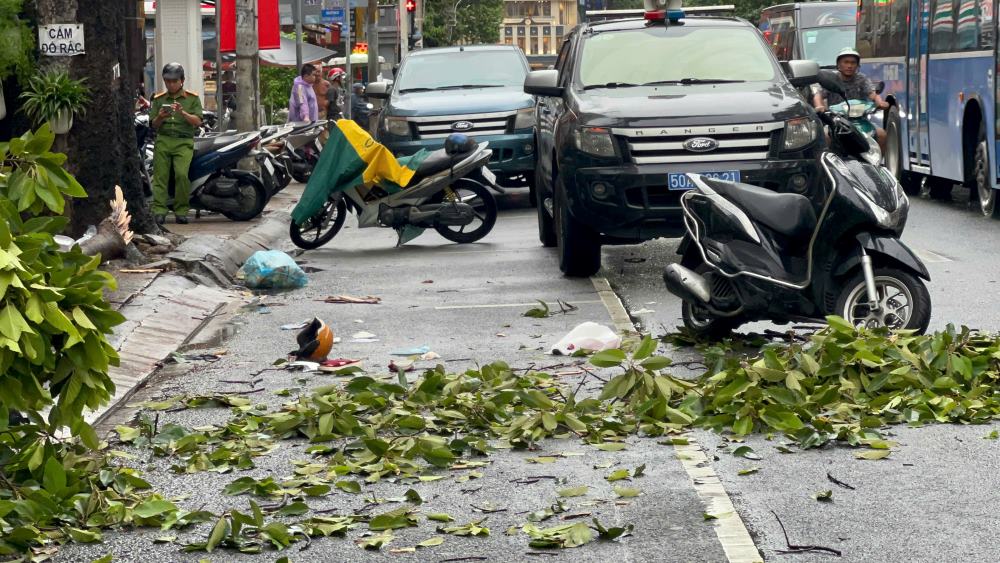 Police are blocking off the scene to handle the incident on An Duong Vuong Street, District 5. Photo: Anh Tu