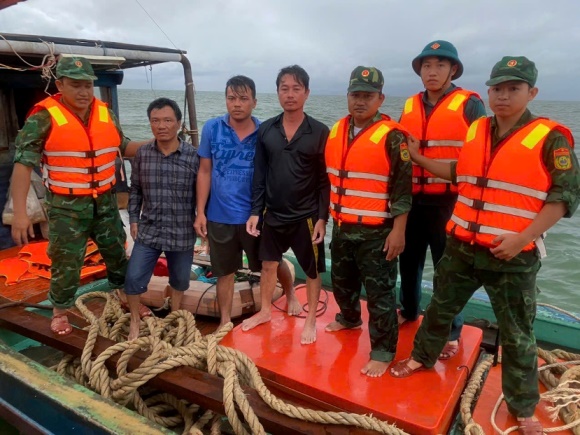 Mưa dông, sóng lớn đã làm chìm tàu chở vật liệu xây dựng, 3 thuyền viên bị trôi dạt được ứng cứu an toàn. Ảnh: Biên phòng Kiên Giang