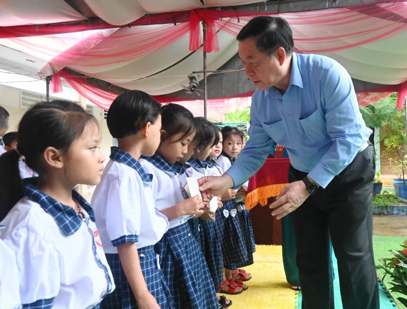 Head of the Central Propaganda Department Nguyen Trong Nghia - presenting scholarships to students in difficult circumstances. Photo: Thanh Nhan