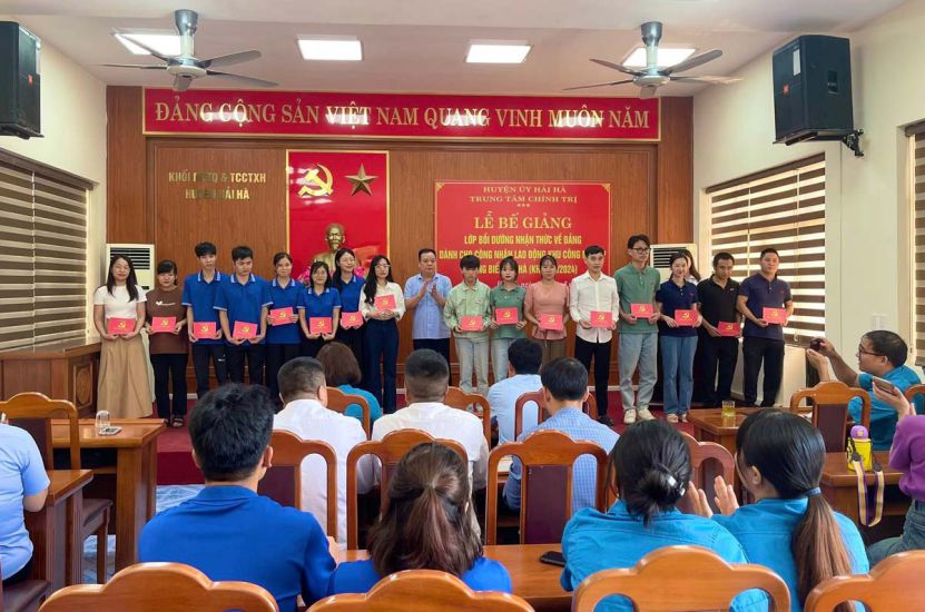 Closing ceremony of the Party Awareness Training Course for workers and laborers of Hai Ha Seaport Industrial Park. Photo: Hai Ha District Labor Federation