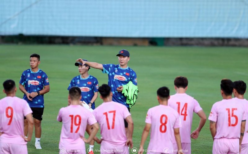 Huấn luyện viên Kim Sang-sik và các học trò không có nhiều thời gian chuẩn bị. Ảnh: VFF