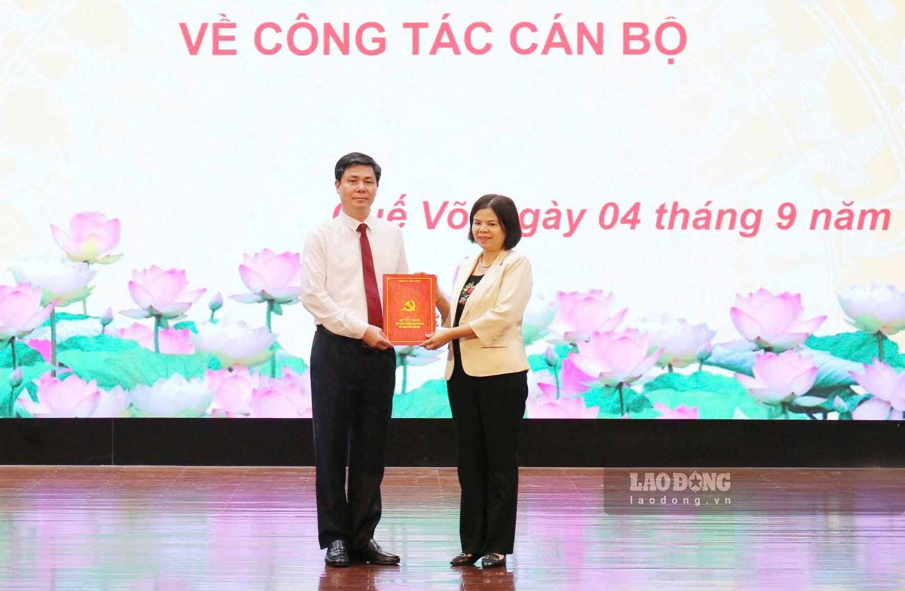 Standing Deputy Secretary of the Provincial Party Committee, Chairman of the Provincial People's Council Nguyen Huong Giang presented the Decision to Mr. Pham Thanh Hai. Photo: Van Truong  