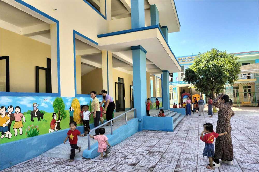 Các bé tò mò, thích thú bên dãy nhà học mới. Ảnh: Trần Tuấn