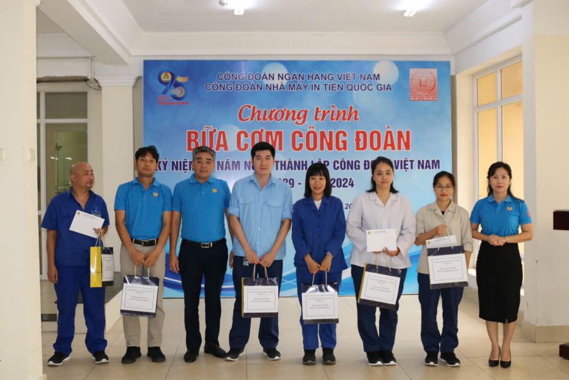 Tặng quà đoàn viên, người lao động Nhà máy In tiền Quốc gia có hoàn cảnh khó khăn tại Bữa cơm Công đoàn. Ảnh: Công đoàn cơ sở