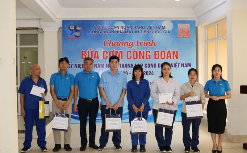 Tặng quà đoàn viên, người lao động Nhà máy In tiền Quốc gia có hoàn cảnh khó khăn tại Bữa cơm Công đoàn. Ảnh: Công đoàn cơ sở