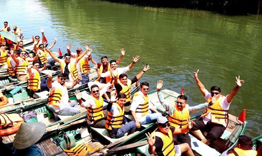 Đoàn khách du lịch của tỉ phú Ấn Độ tham quan Tràng An, Ninh Bình ngày 28.8. Ảnh: Bảo Anh