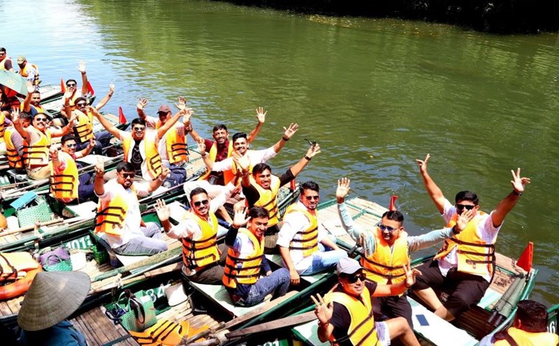 Đoàn khách du lịch của tỉ phú Ấn Độ tham quan Tràng An, Ninh Bình ngày 28.8. Ảnh: Bảo Anh