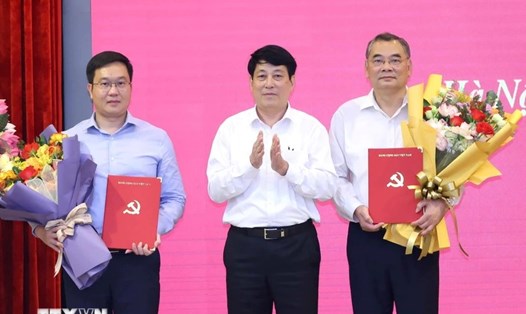 Ủy viên Bộ Chính trị, Thường trực Ban Bí thư Lương Cường trao Quyết định và tặng hoa cho Trung tướng Tô Ân Xô và Đại tá Trần Đăng Quỳnh được bổ nhiệm làm Trợ lý Tổng Bí thư, Chủ tịch nước Tô Lâm. Ảnh: TTXVN
