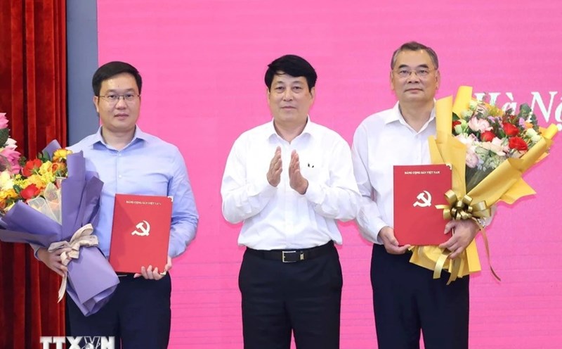 Ủy viên Bộ Chính trị, Thường trực Ban Bí thư Lương Cường trao Quyết định và tặng hoa cho Trung tướng Tô Ân Xô và Đại tá Trần Đăng Quỳnh được bổ nhiệm làm Trợ lý Tổng Bí thư, Chủ tịch nước Tô Lâm. Ảnh: TTXVN
