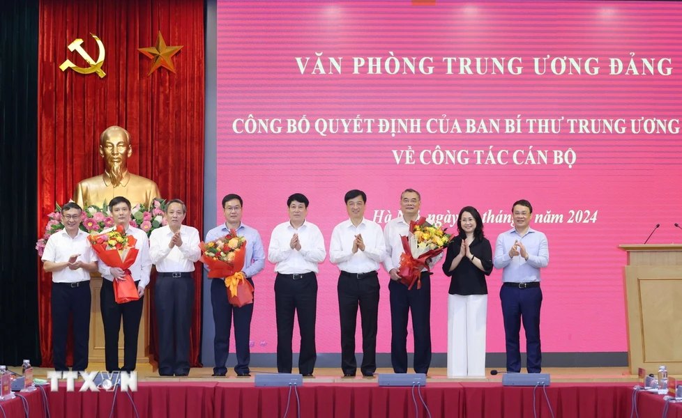 Ủy viên Bộ Chính trị, Thường trực Ban Bí thư Lương Cường cùng các lãnh đạo Văn phòng Trung ương tặng hoa chúc mừng các nhân sự được bổ nhiệm. Ảnh: TTXVN  