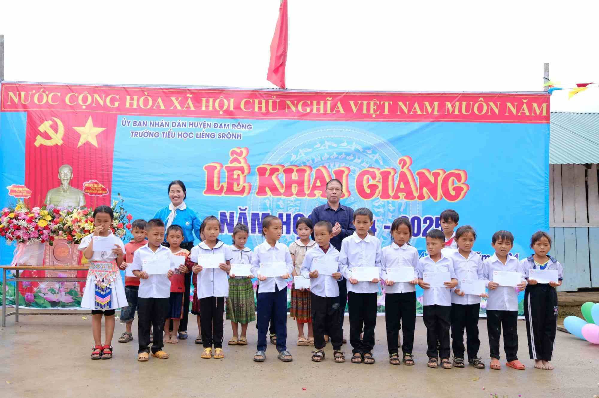 Lãnh đạo Hội Liên hiệp Phụ nữ tỉnh và Ủy ban MTTQ Việt Nam huyện tặng quà cho học sinh. Ảnh: Hồng Thắm