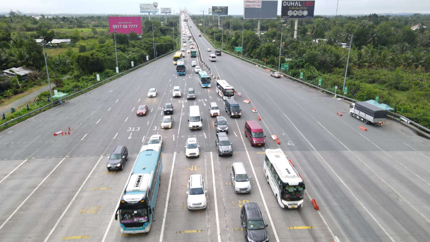 Traffic jams are expected to occur when a part of Long Thanh Bridge is barricaded for repair from September 5. Photo: Anh Tu