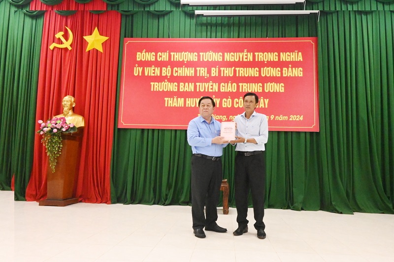 Senior Lieutenant General Nguyen Trong Nghia - Politburo member, Secretary of the Party Central Committee, Head of the Central Propaganda Department - presented the book