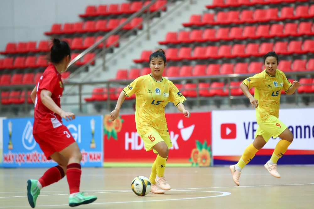 HCMC (yellow shirt) solidified second place in the table after the victory over Hanoi. Photo: VFF