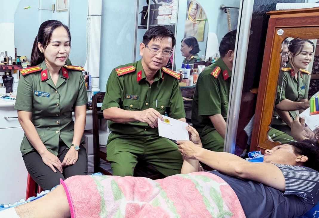 After warmly greeting and encouraging, Colonel Tran Van Cung gave a gift to Captain Nguyen Van Duoc. Photo: Nghiem Tuc