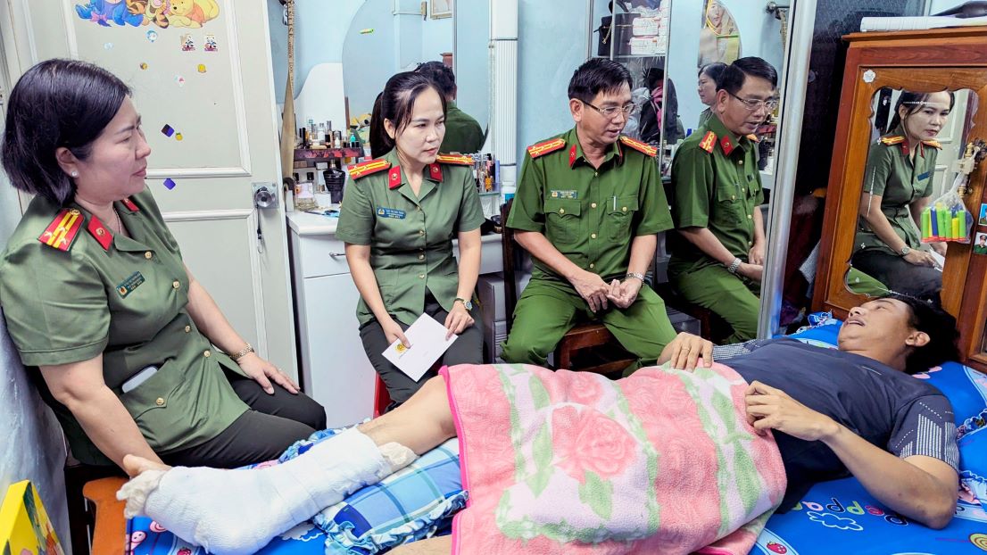 Colonel Tran Van Cung - Deputy Director of An Giang Provincial Police led a delegation to visit, encourage and present gifts to Captain Nguyen Van Duoc who was injured while on duty. Photo: Nghiem Tuc