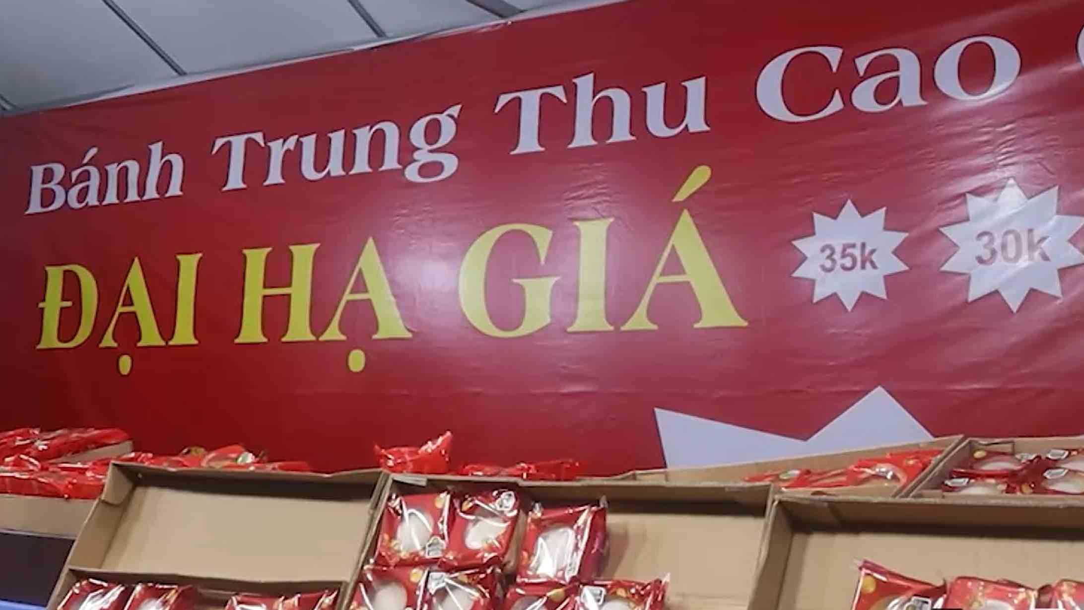 Bánh trung thu được giảm giá sớm. Ảnh: Bích Ngọc