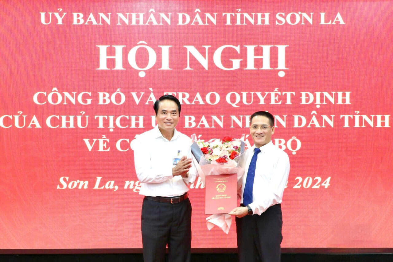 Ông Lê Hồng Minh - Phó Chủ tịch UBND tỉnh Sơn La trao quyết định bổ nhiệm ông Nguyễn Văn Mạnh giữ chức Phó Chánh Văn phòng UBND tỉnh. Ảnh: Duy Tùng