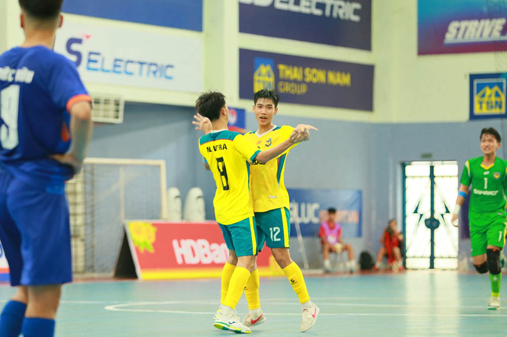 Sahako also won a big 5-2 victory over Tan Hiep Hung HCMC. Photo: VFF