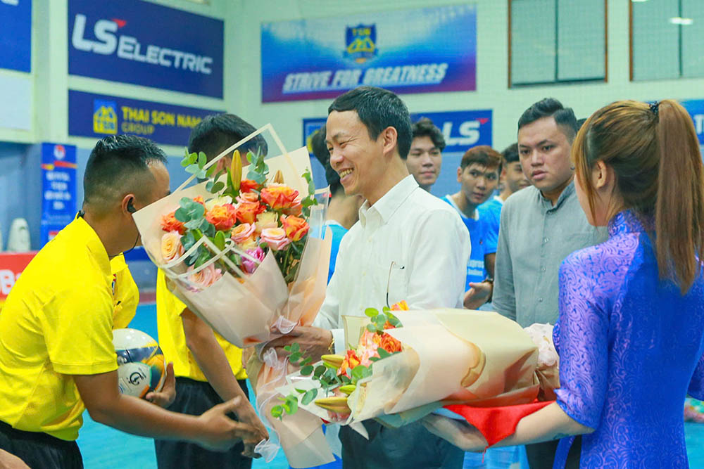 Representatives of the Vietnam Football Federation (VFF) and the organizing committee shook hands and presented flowers to the referee team and players in the opening match of the tournament. Photo: VFF