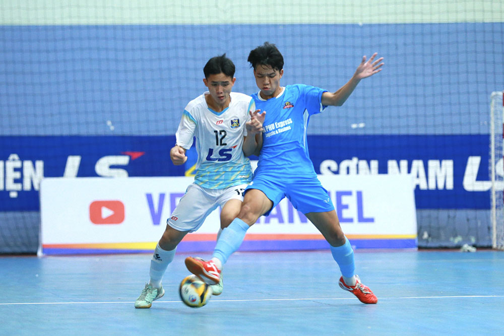 Thai Son Nam TPHCM (white shirt) created an overwhelming match against An Phu. Photo: VFF