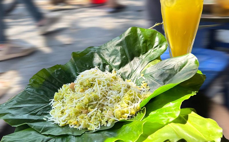 Sticky rice with green rice brings the flavor of Hanoi's autumn. Photo: Ha Bi
